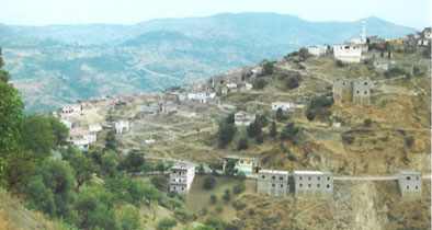 Le village d´Ahfir. Au fond, à gauche, c´est Ath Chbana et Ath Ourtilène