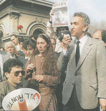Présence d´AÏT AHMED aux obsèques au Père-Lachaise, de son ancien compagnon Ali MECILI assassiné, le 15 avril 1987