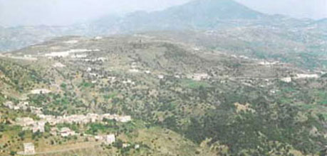 En bas, à gauche, continueté du village d´Ahfir, puis Kentidja, enfin mairie centre. En bas, à droite, c´est les villages d´Agwni-Foughal et d´Amezoug, on distingue au loin à gauche Kendira (Barbacha) et à droite le sommet Tikintouchth (entre Kherrata, Bouandas et le littoral) et Ighil Larbaâ (Barbacha)