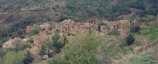 Vue ancienne du village, actuellement personne n´habite car toute la population s´est déplacée non loin de là