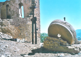 Le reste de Lamâsra (moulin à olives et pressoir à huile) et juste derrière, le reste de la mosquée